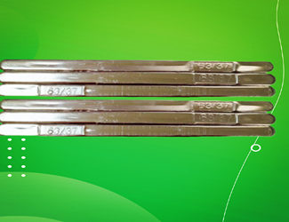 10月黃金周已過去，制做焊錫條的工人開始忙碌