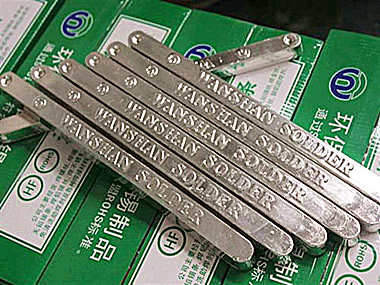 無鉛焊錫條的原材料價(jià)格變化趨勢對其最終價(jià)格有著直接和重要的影響。以下是一些關(guān)鍵點(diǎn)，解釋了原材料價(jià)格變化如何影響無鉛焊錫條的價(jià)格：